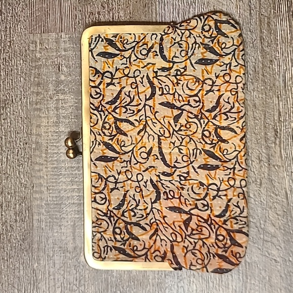 World Finds Kiss Lock Clutch - Picture 3 of 3